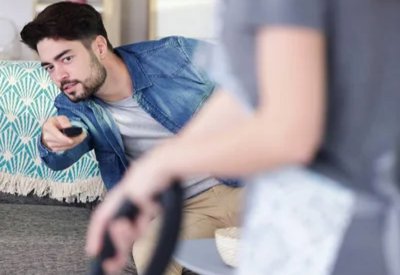 دراسة: جلوس الرجال براحة في البيت يزعج النساء!