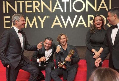 "العبقري" يتألق عالمياً: أراس بولوت إينيملي يحصد إيمي الدولية لأول مرة في تاريخه!