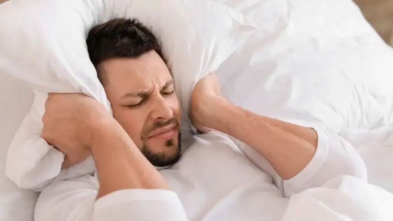 أحدهما يعالج الآخر.. دراسة تربط النوم بطنين الأذن
