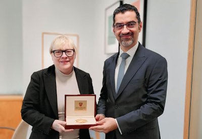 وزير شؤون البلديات والزراعة يلتقي بوزيرة الدولة للأمن الغذائي والشؤون الريفية في المملكة المتحدة