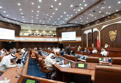 لا تعاقد مع الوافدين إلا عند تعذُّر وجود مرشح بحريني