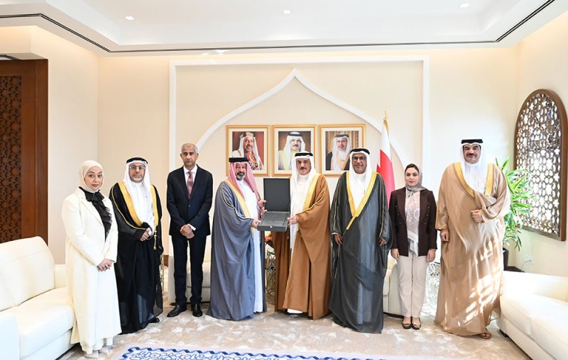الشيخ أحمد بن محمد آل خليفة يسلّم رئيس مجلس النواب تقرير ديوان الرقابة المالية والإدارية 2024/2025