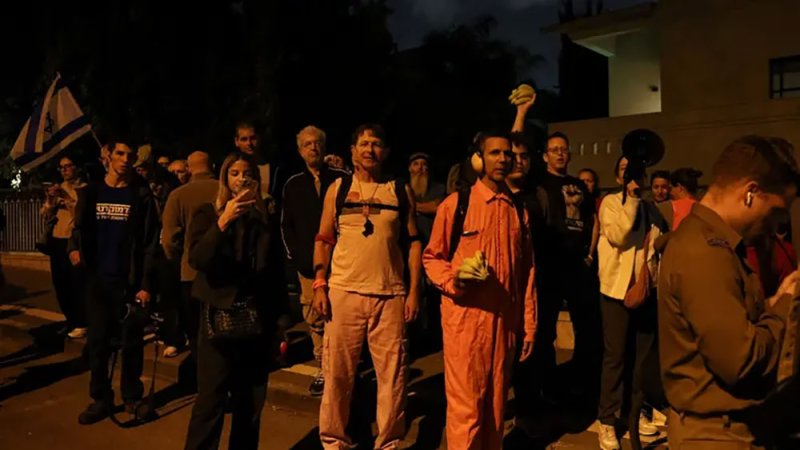 مظاهرات أمام منزل رئيس إسرائيل: لا لبراءة نتنياهو