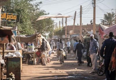 الملابس والأثاث مقابل الغذاء.. لا سيولة لدى السودانيين