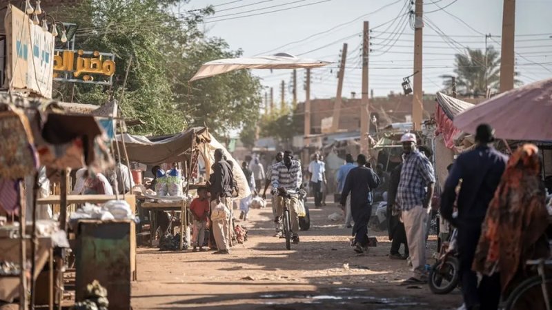 الملابس والأثاث مقابل الغذاء.. لا سيولة لدى السودانيين