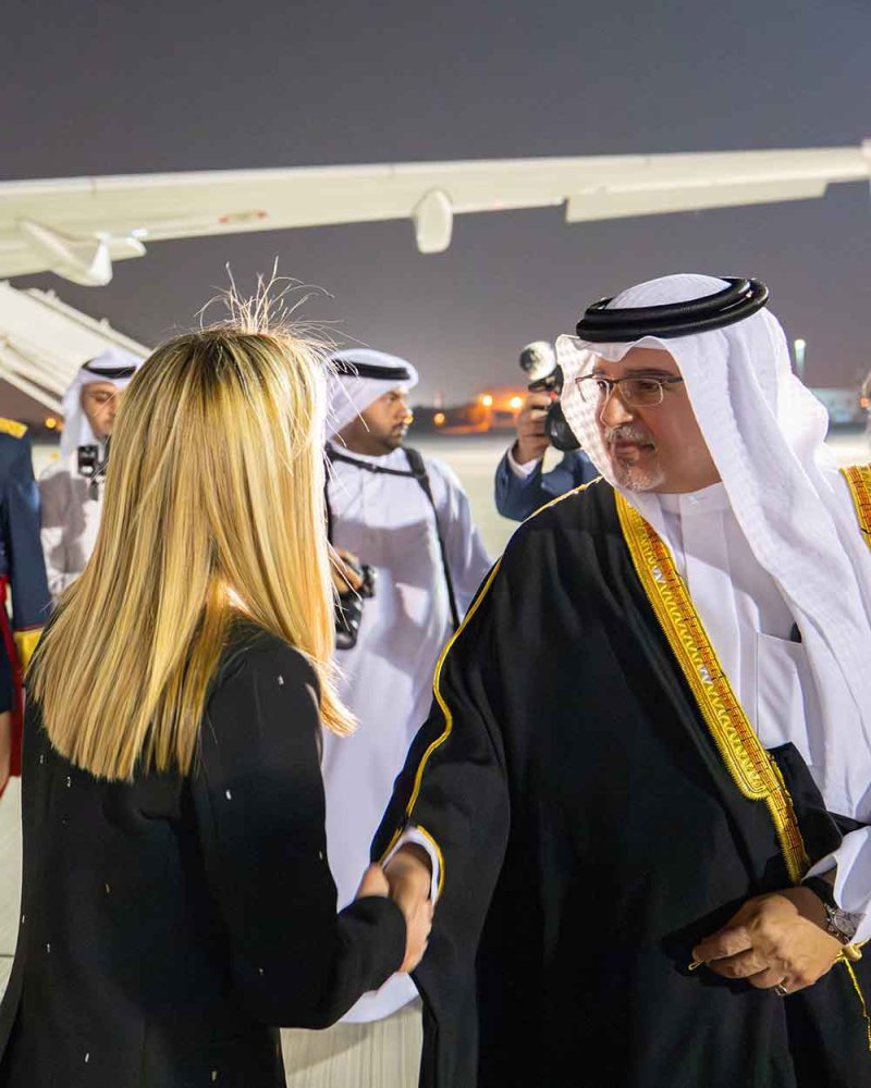 سمو ولي العهد رئيس مجلس الوزراء في مقدمة مستقبلي رئيسة وزراء الجمهورية الإيطالية لدى وصولها إلى مملكة البحرين