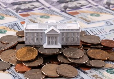الدولار يتحرك في نطاق ضيق مع ترقب قرارات الفائدة الأميركية