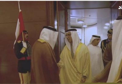 وصول الشيخ منصور بن زايد آل نهيان للمشاركة في "قمة البحرين"