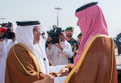 سمو ولي العهد رئيس الوزراء في مقدمة مستقبلي ولي العهد السعودي