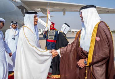 بالصور: رئيس مجلس الوزراء وزير الخارجية بدولة قطر يصل إلى مملكة البحرين للمشاركة في  “قمة البحرين”