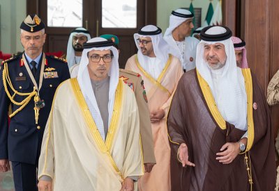 بالصور: سمو الشيخ منصور بن زايد يصل إلى مملكة البحرين للمشاركة في “قمة البحرين”