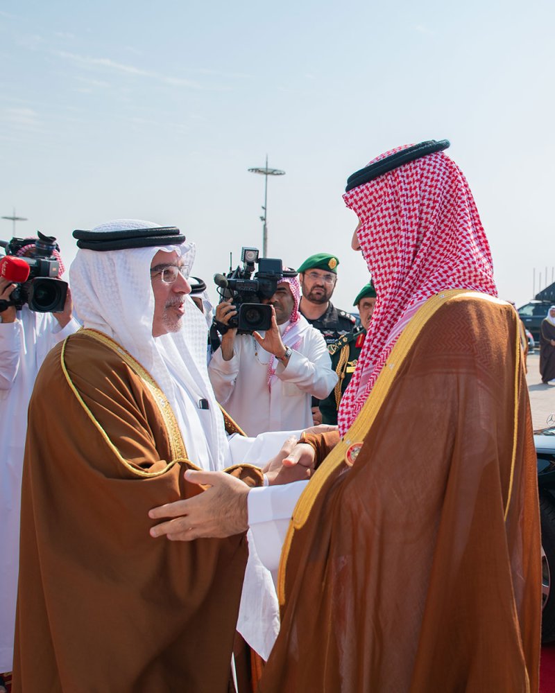 سمو ولي العهد رئيس الوزراء في مقدمة مستقبلي ولي العهد السعودي