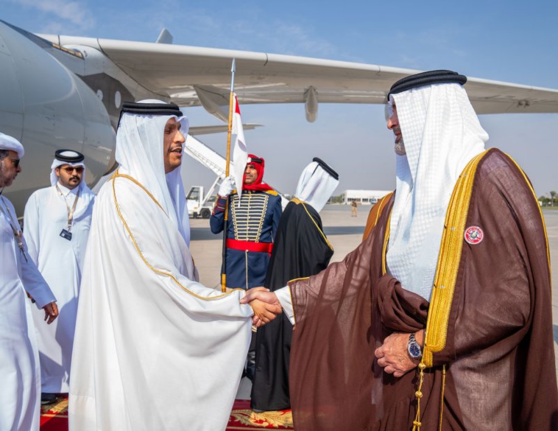 بالصور: رئيس مجلس الوزراء وزير الخارجية بدولة قطر يصل إلى مملكة البحرين للمشاركة في  “قمة البحرين”