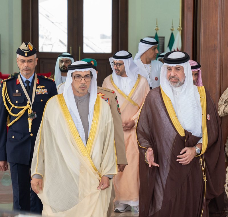 بالصور: سمو الشيخ منصور بن زايد يصل إلى مملكة البحرين للمشاركة في “قمة البحرين”
