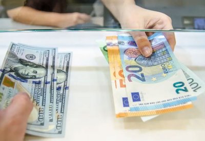 الدولار تحت ضغط وسط توقعات خفض الفائدة.. واليورو عند ذروة 7 أسابيع