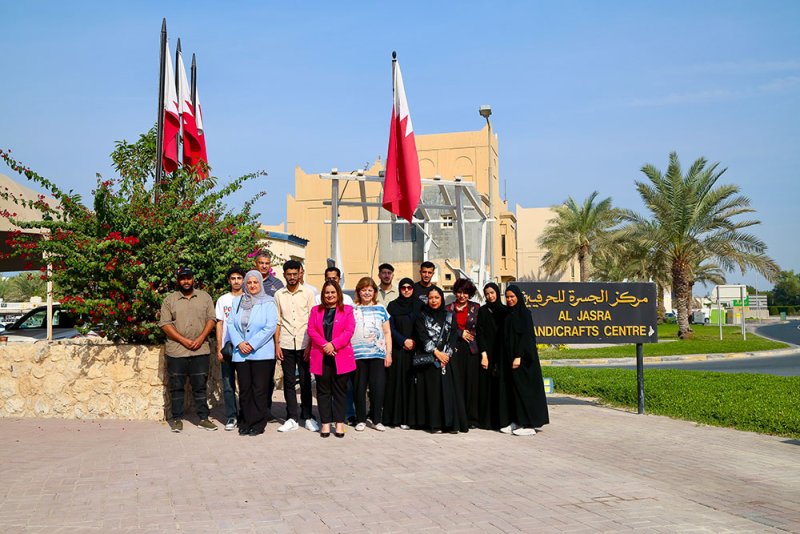 “البحرين الجامعية” تعزّز الانتماء الوطني عبر رحلة ميدانية لمركز الجسرة للحرف اليدوية