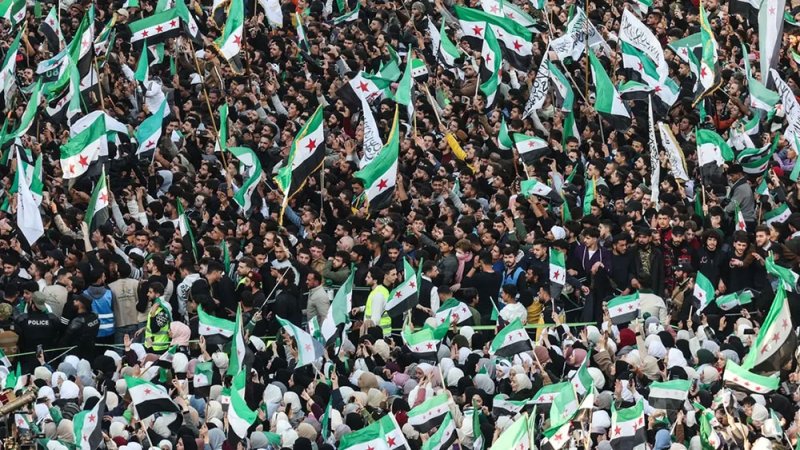 السوريون يحيون الذكرى الأولى لإسقاط نظام الأسد والسيطرة على دمشق