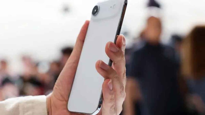تسريبات: أول آيفون قابل للطي بلا منفذ SIM.. ويصل بشاشة 7.8 بوصة نهاية 2026