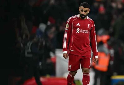 أسطورة إنجلترا: صلاح يدمر تاريخه في ليفربول.. ويجب طرده