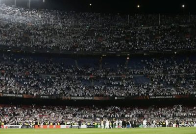 بعد فضيحة 2022.. برشلونة يشدد قيود التذاكر أمام فرانكفورت
