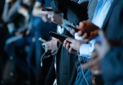 موت الهواتف الذكية: هل ستختفي قريبًا وما القادم بعدها؟