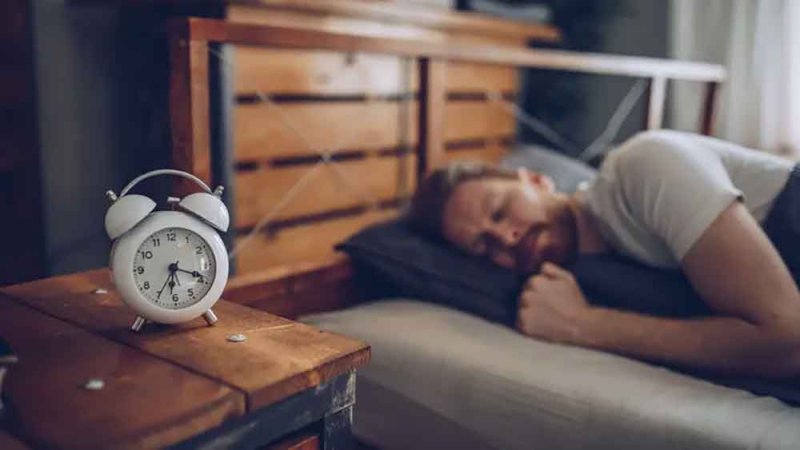 قبل اختراع الكهرباء.. البشر كانوا ينامون مرتين في الليلة!