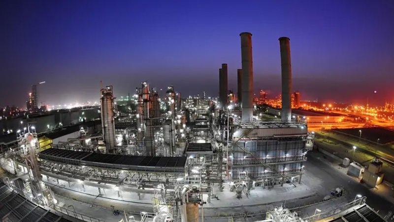 شركات التكرير الصينية تحافظ على علاقتها بالنفط الإيراني رغم العقوبات الأميركية
