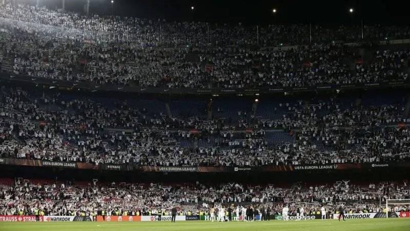 بعد فضيحة 2022.. برشلونة يشدد قيود التذاكر أمام فرانكفورت