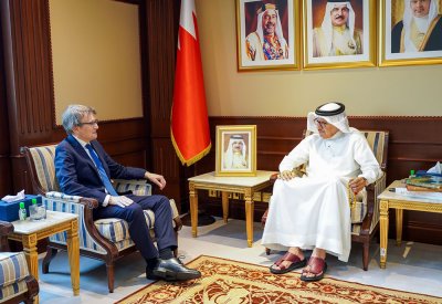 وزير الخارجية يستقبل سفير مملكة إسبانيا لدى مملكة البحرين