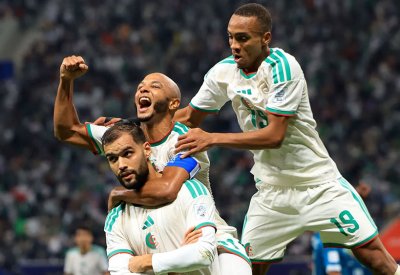 الجزائر تعبر العراق وتضرب موعدا مع الإمارات في كأس العرب