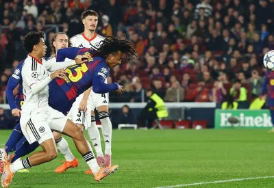 برشلونة يجتاز عقبة آينتراخت بـ"رأس" كوندي