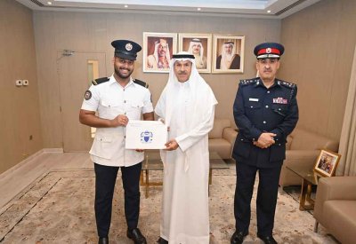 وكيل الداخلية يكرّم موظفًا قدّم خدمة استثنائية لأحد زوار البحرين