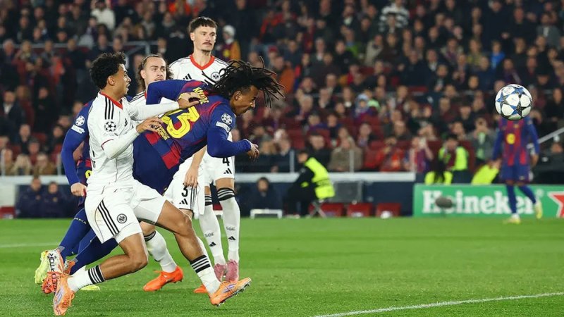 برشلونة يجتاز عقبة آينتراخت بـ"رأس" كوندي