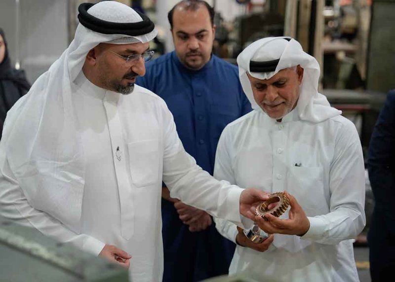 وزير الصناعة والتجارة يزور مصنع شركة الجسر للخدمات الصناعية بمدينة سلمان الصناعية