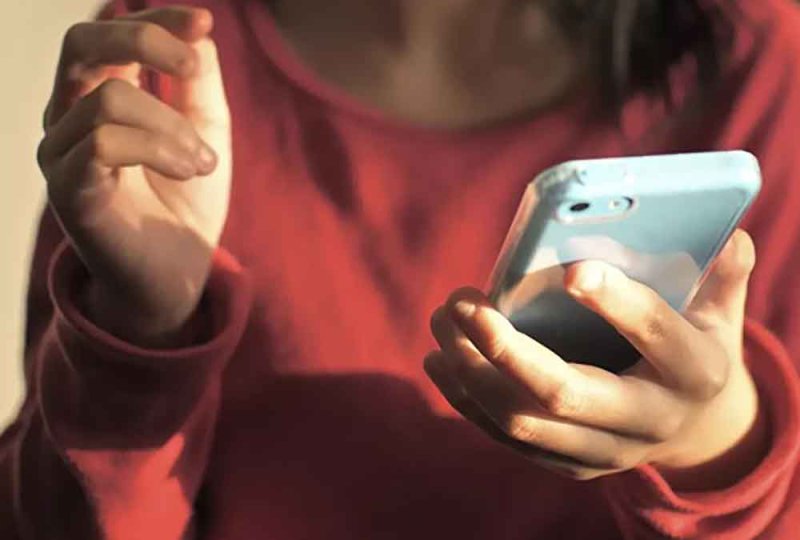 دراسة: امتلاك هواتف ذكية قبل سن المراهقة يرتبط بمخاطر صحية