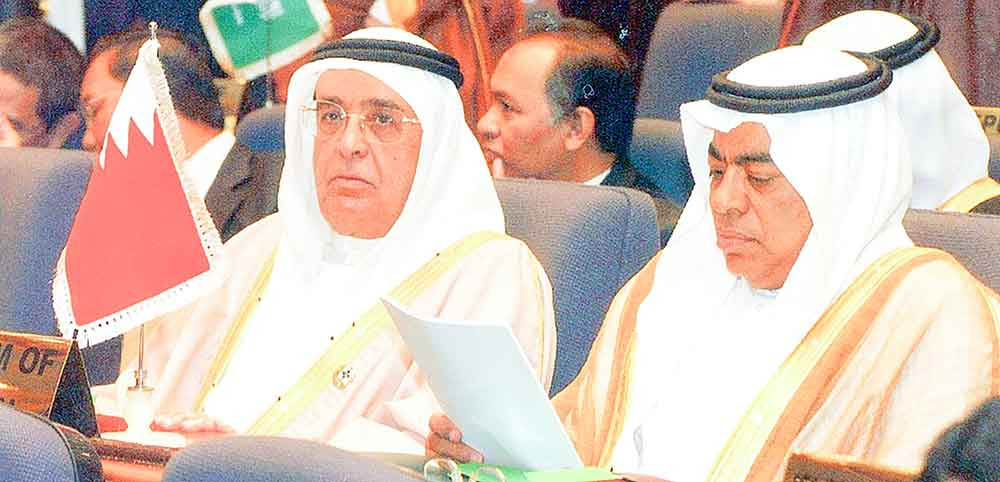 مع سمو الشيخ محمد بن مبارك آل خليفة الممثل الخاص لجلالة الملك المعظم في أحد الاجتماعات