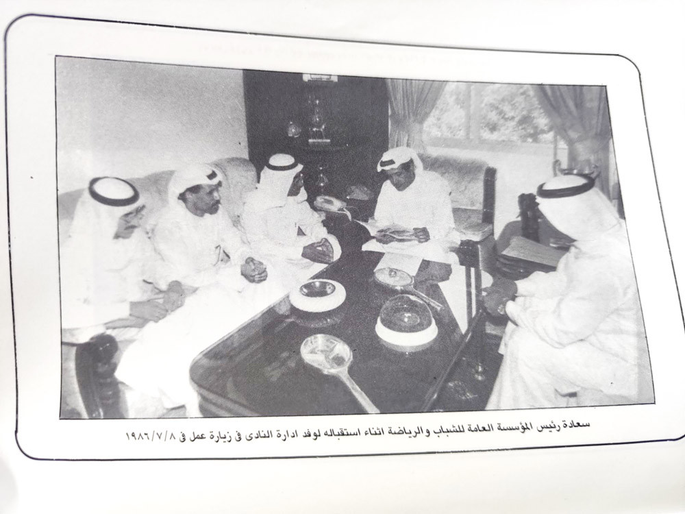 الرئيس الأسبق للمؤسسة العامة للشباب والرياضة ملتقيا وفدًا من إدارة نادي كرزكان في 8 يوليو 1986
