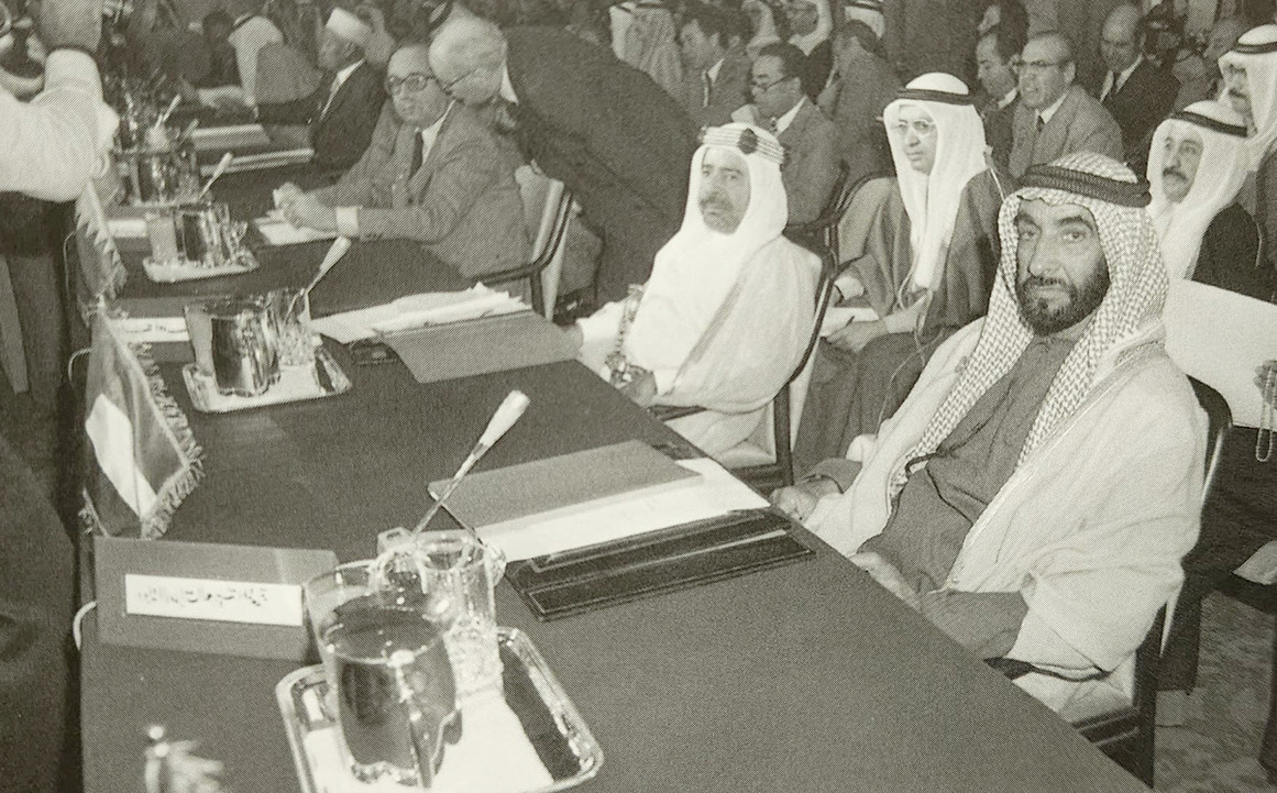 المغفور له بإذن الله تعالى أمير البلاد الراحل صاحب العظمة الشيخ عيسى بن سلمان آل خليفة يحضر مؤتمر القمة العربي الحادي عشر في عمّان بتاريخ 25 نوفمبر 1980