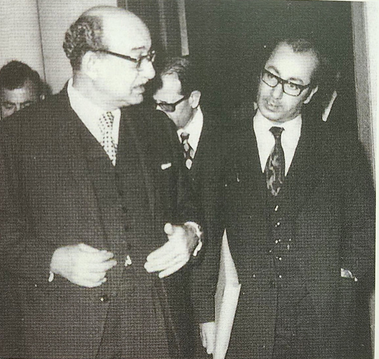 أول مندوب للبحرين لدى جامعة الدول العربية السفير تقي البحارنة (1971 - 1974م) مع الأمين العام الأسبق لجامعة الدول العربية محمود رياض في مقر الجامعة بالقاهرة