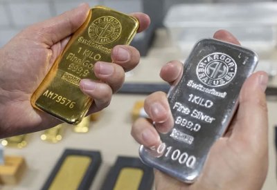 الذهب يهبط بعد خفض الفائدة الأميركية والفضة عند مستوى قياسي مرتفع