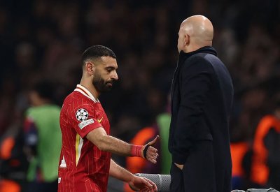 تقرير يكشف موقف لاعبي ليفربول من صراع صلاح وسلوت