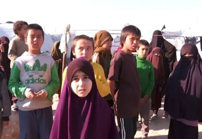 استغلوا رداءة الطقس.. محاولة هروب نساء وأطفال من مخيم الهول بسوريا