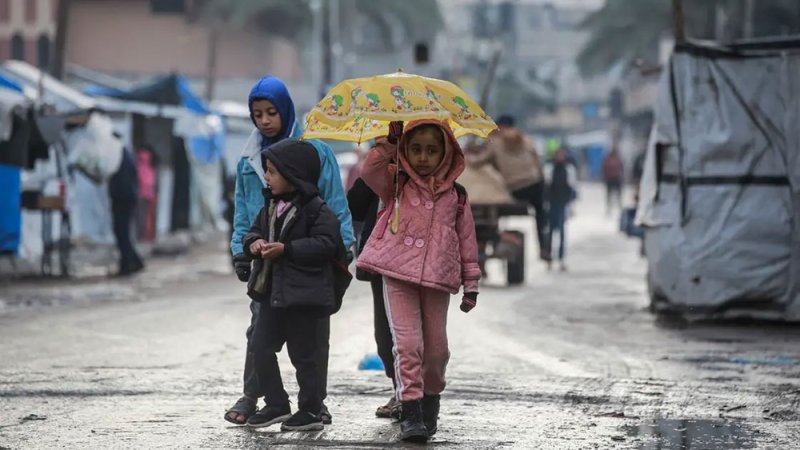 أوضاع إنسانية خطرة يعيشها الغزيون.. ووفاة رضيعة بسبب البرد