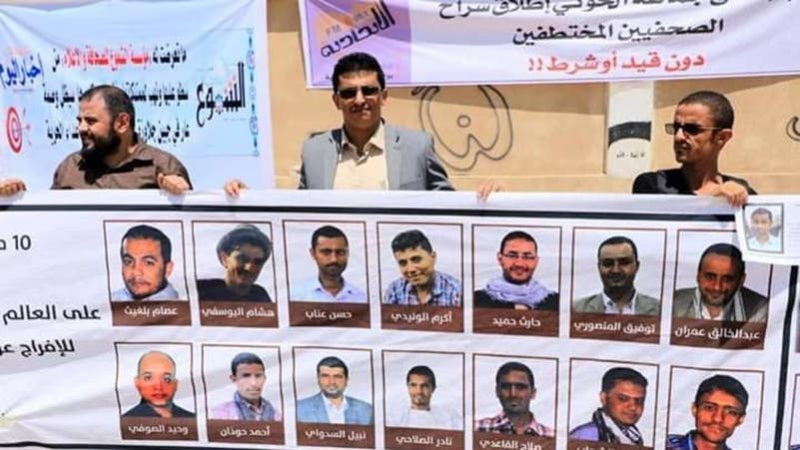 صحافيون يطالبون بإبعاد قياديين حوثيين عن مفاوضات الأسرى باليمن
