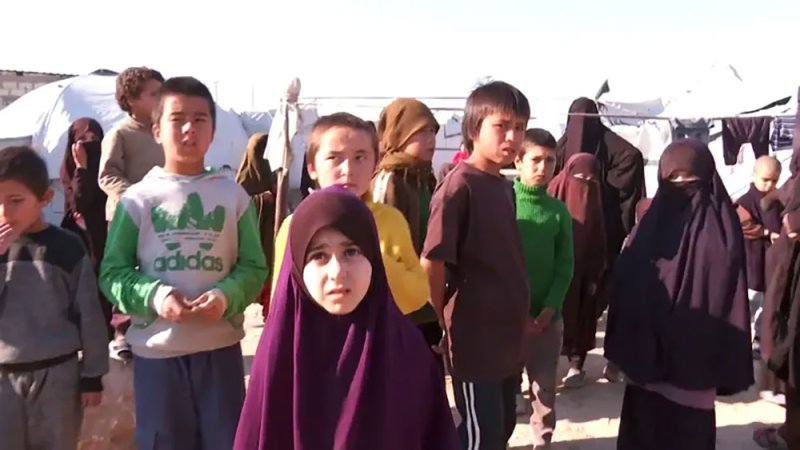 استغلوا رداءة الطقس.. محاولة هروب نساء وأطفال من مخيم الهول بسوريا