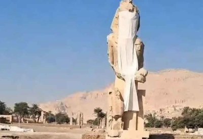 وزنه 60 طناً.. رفع تمثال الملك أمنحتب الثالث في الأقصر