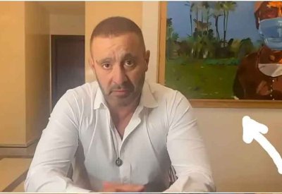لوحة خلف أحمد السقا شغلت المصريين.. صاحبها يخرج عن صمته