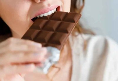 دور غير متوقع.. الشوكولاتة الداكنة تبطئ الشيخوخة