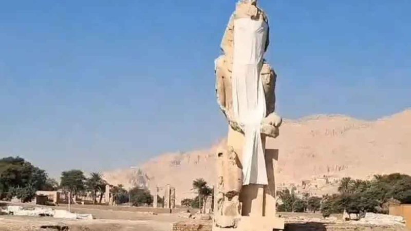 وزنه 60 طناً.. رفع تمثال الملك أمنحتب الثالث في الأقصر