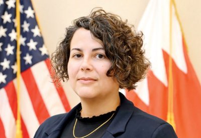 القائم بأعمال السفارة الأميركية تهنئ البحرين بأعيادها الوطنية وتؤكد عمق الشراكة الثنائية